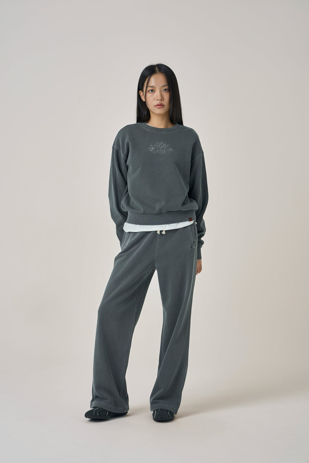 W Flower Embroidered Sweatshirt